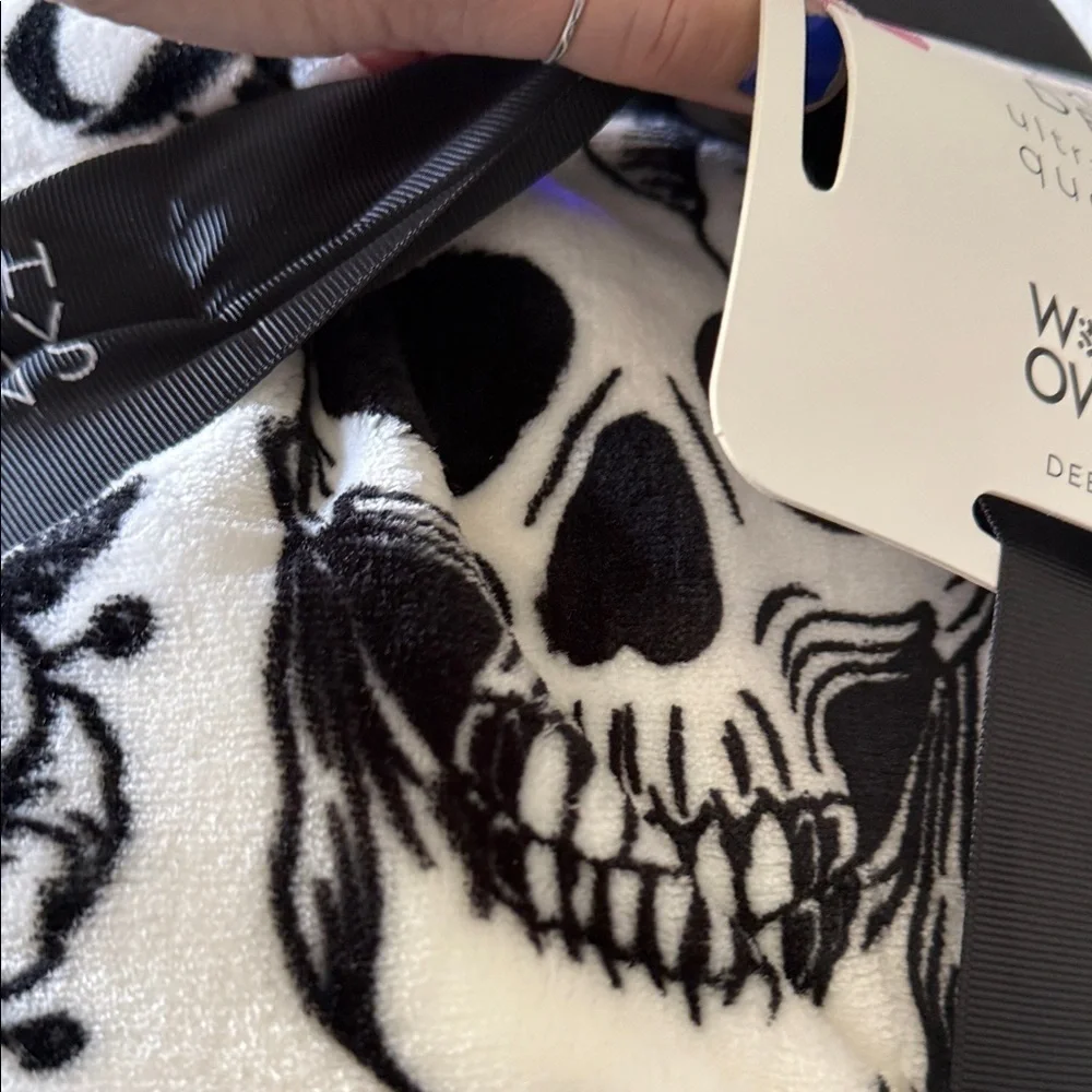 Deborah Connolly designs Halloween skull and bow queen blanket☠️🥀🦇